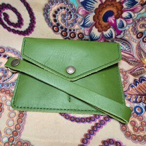 🍏Portland Leather Goods Passport Holder Wristlet In Green Apple Leather